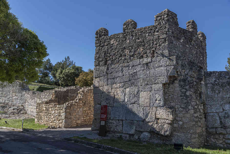 Barcelona - Olèrdola - Conjunto Monumental d'Olèrdola 04 - muralla romana.jpg